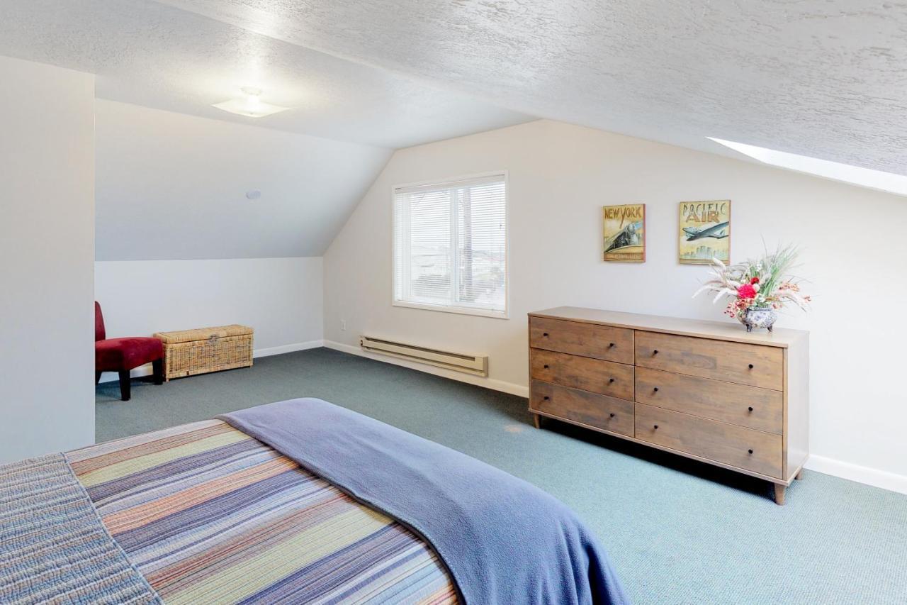 Newport'S Cypress Oceanview Home Bagian luar foto